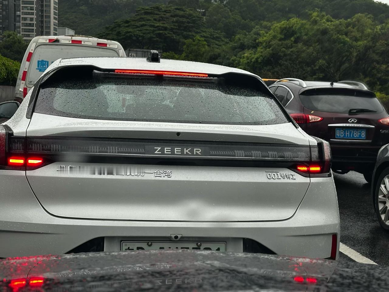 偶遇霸气外露的车标[偷笑]