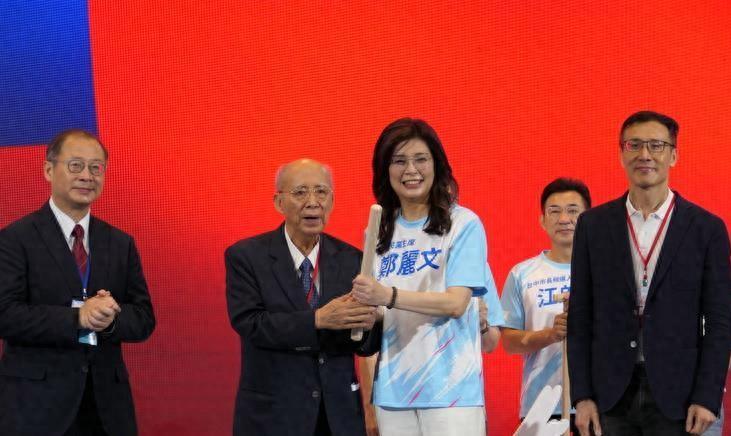 传接棒仪式临阵换人！按惯例该由卸任主席朱立伦把党旗交到郑丽文手上，人没到。最后走