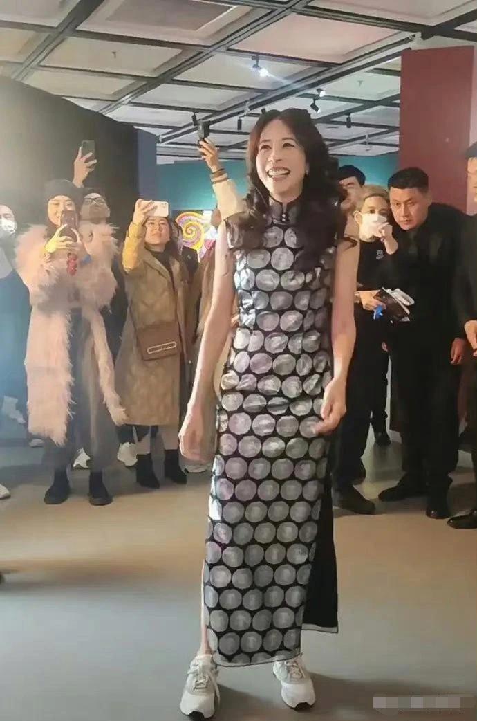 莫文蔚的穿搭总是独树一帜，运动鞋配旗袍，也就莫文蔚穿起来好看，因为腿长，笑起来很