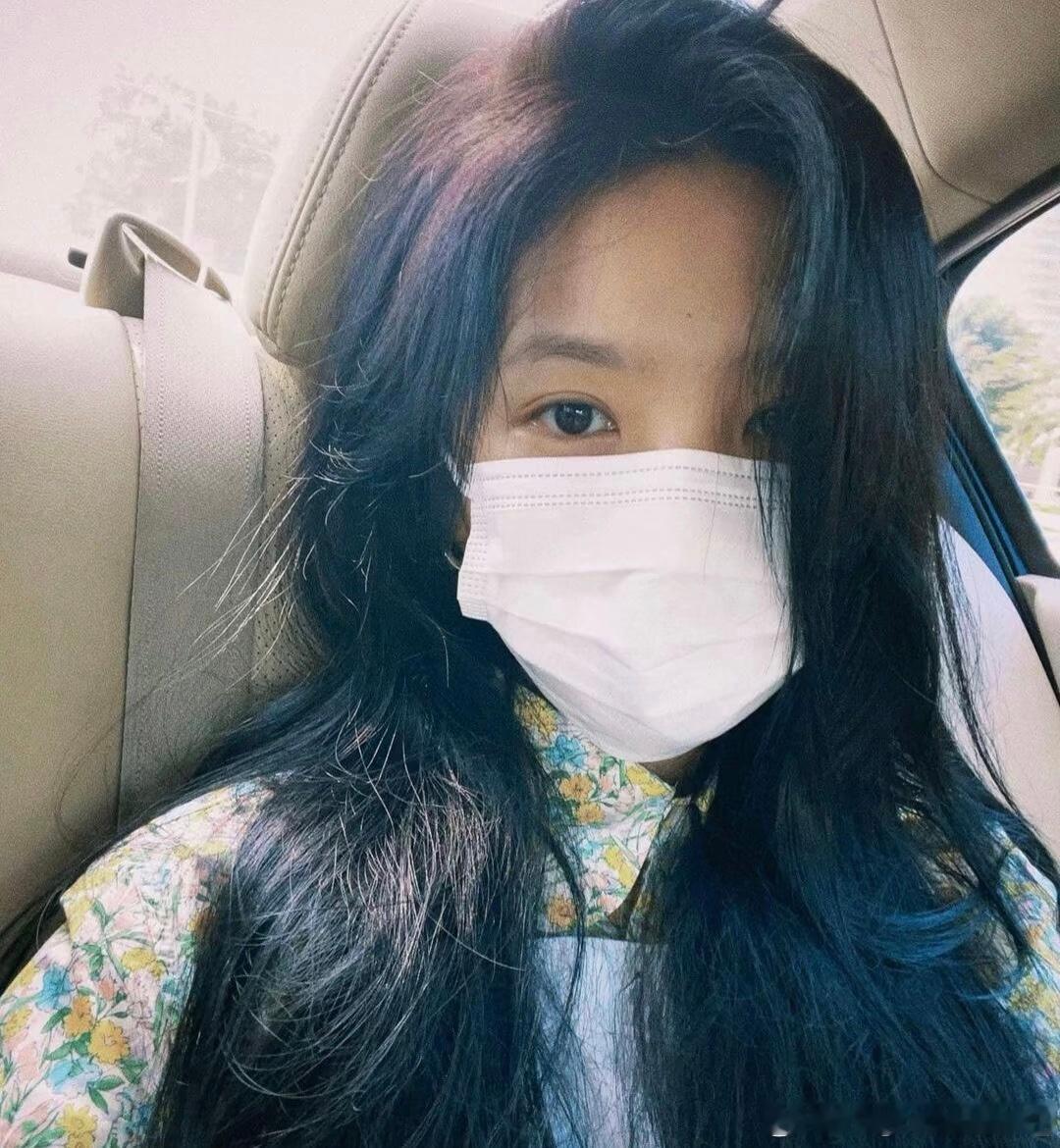 章若楠[超话]  zrn章若楠想你了 薄荷种在陶盆里，掐一片叶子泡水，杯壁上凝出