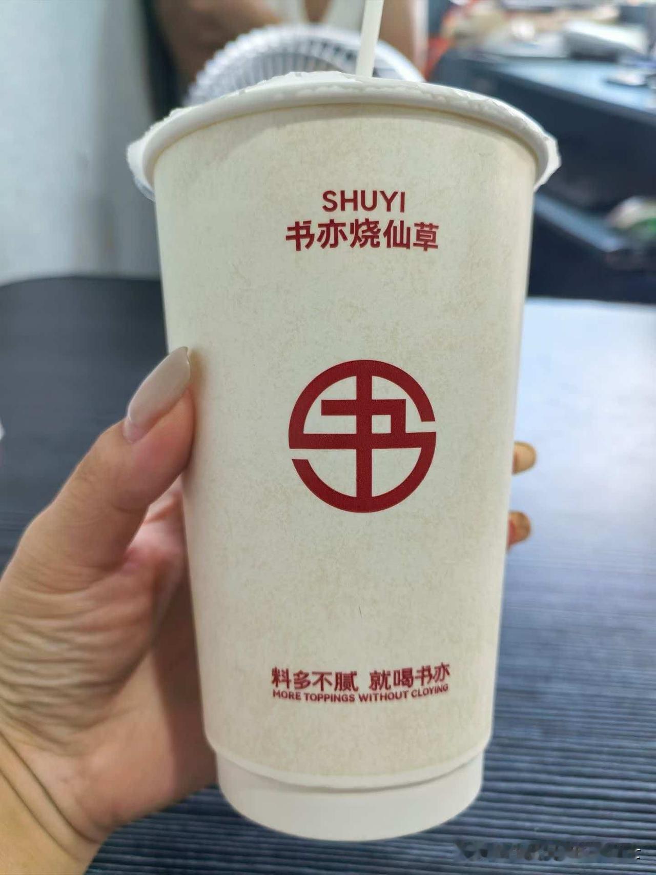 朋友的女儿大学毕业开了一家奶茶店。听说8月7号那天卖了2000多杯，8个人忙得连