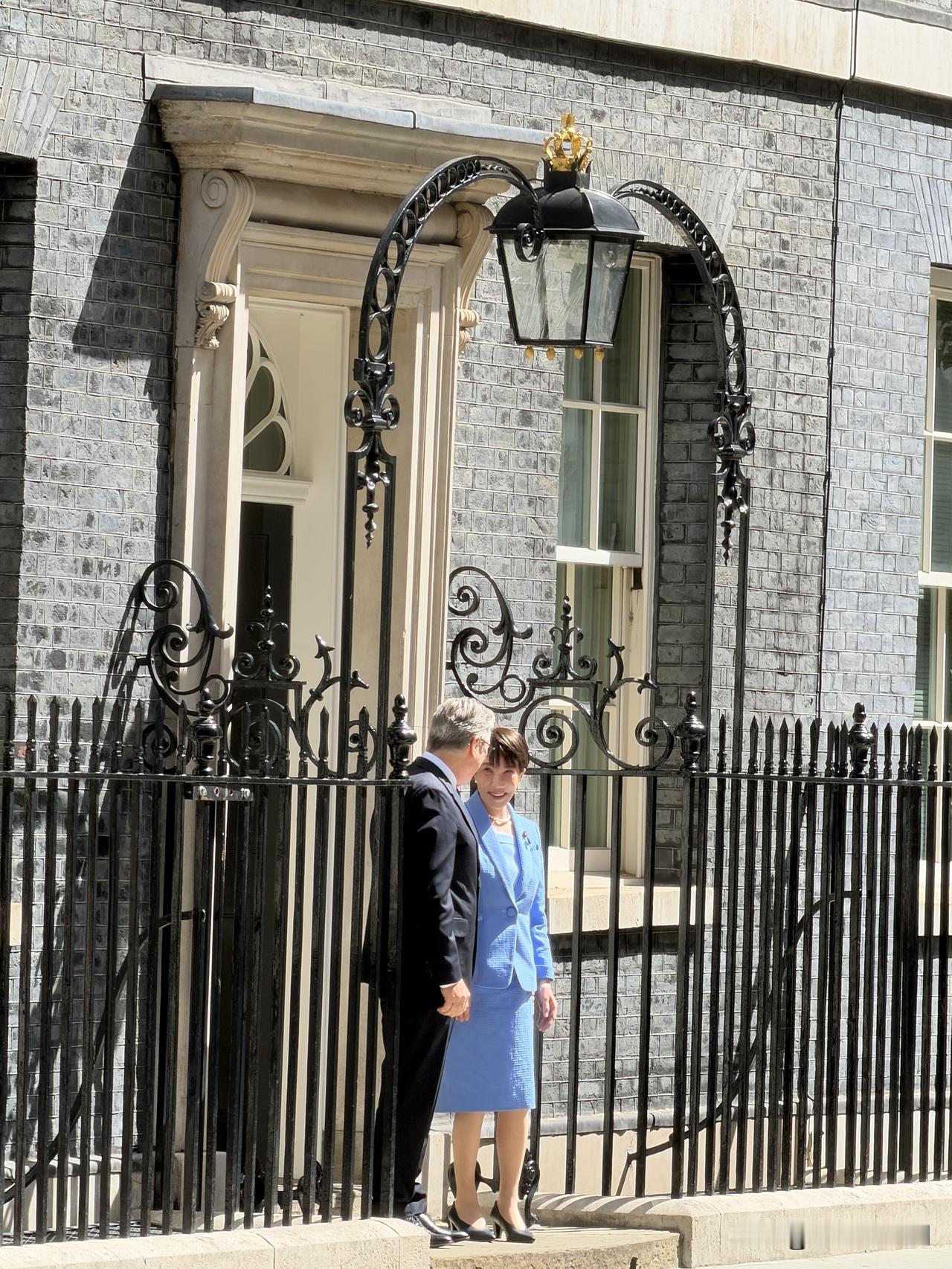 东西两岛国，都不是好货。日本首相高市早苗到访唐宁街10号，会见英国首相斯塔默。东