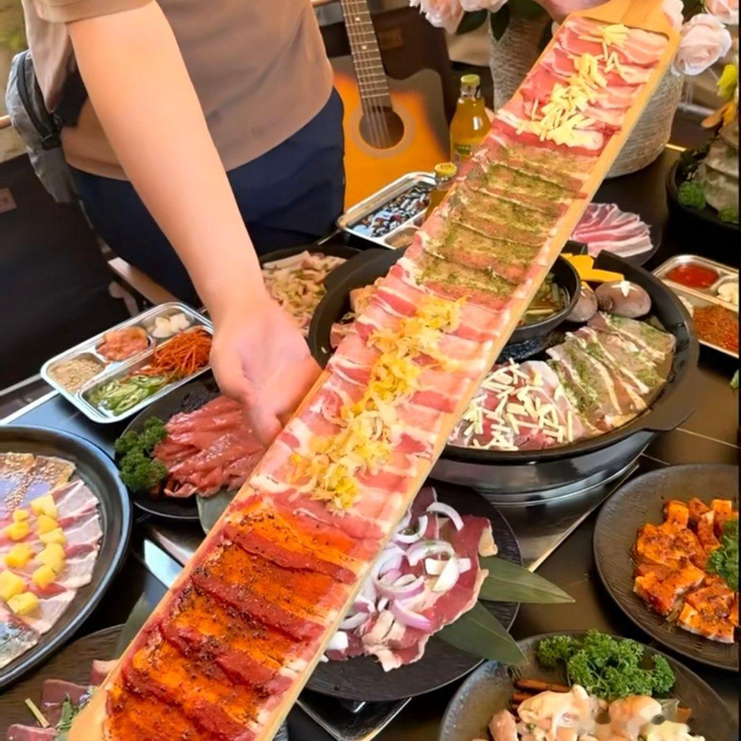 生活手记 超长横切肉条、分层摆盘的调味肉片、腌制厚切猪排齐齐上桌，中间配上特色酸