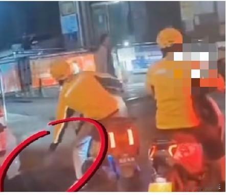 8月18日，青海西宁街头一醉酒男子手持一把大刀，2名外卖小哥路过，其中一名外卖小