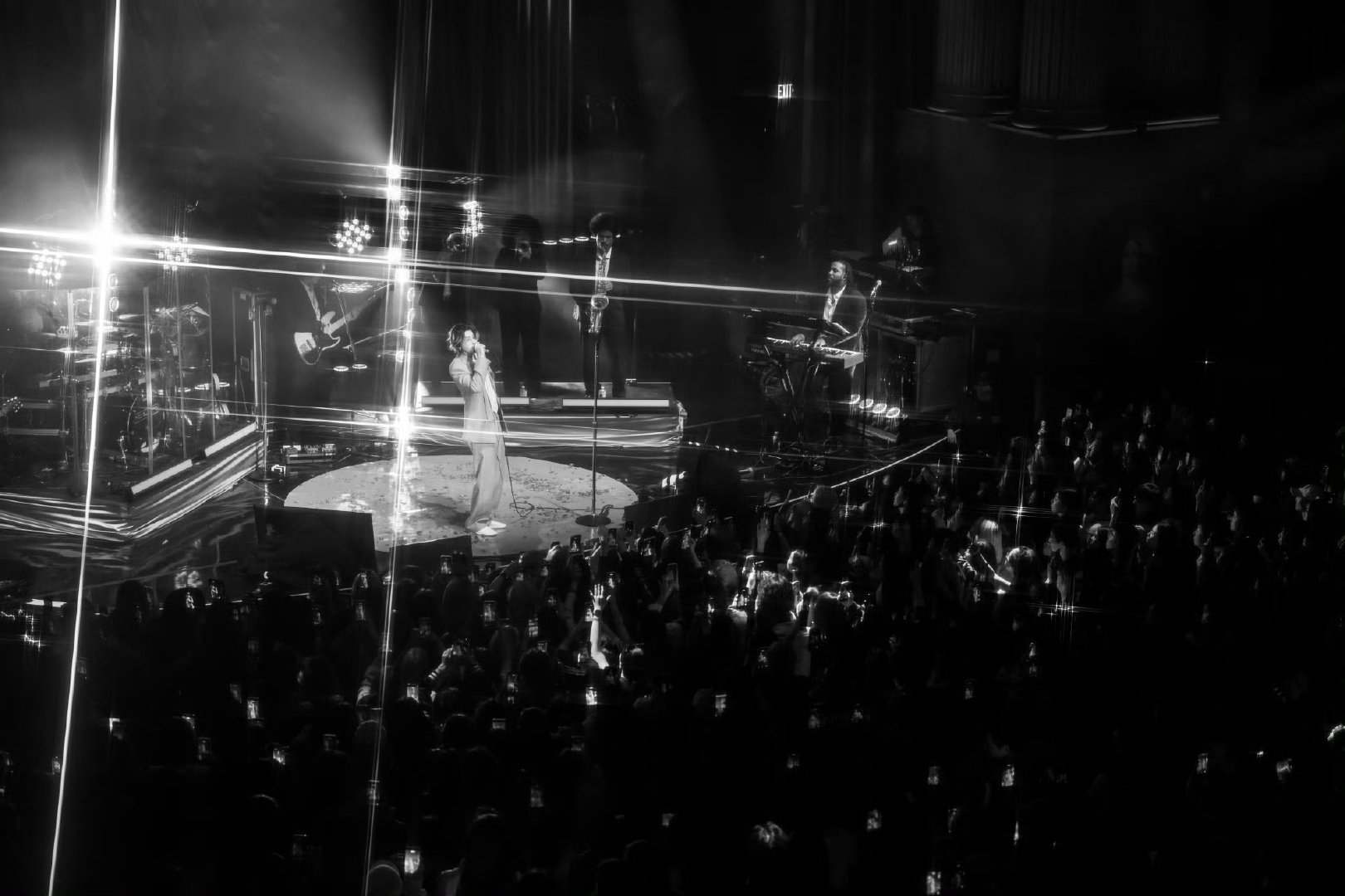 蔡徐坤演唱会中场休息不到30秒13首歌全程高强度唱跳，中场休息不到30秒，补水瞬