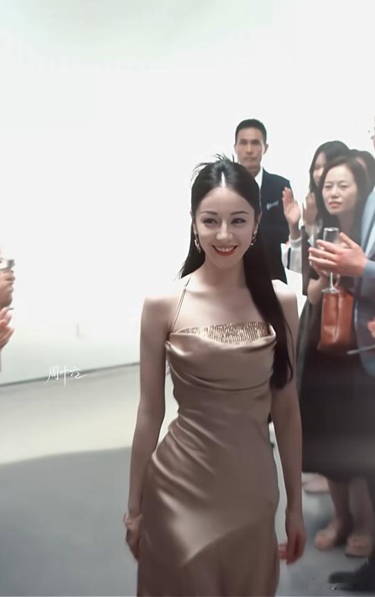 体态天花板✨迪丽热巴走路全靠腰发力，解锁绝美压弯美学
谁被迪丽热巴的走路姿态狠狠