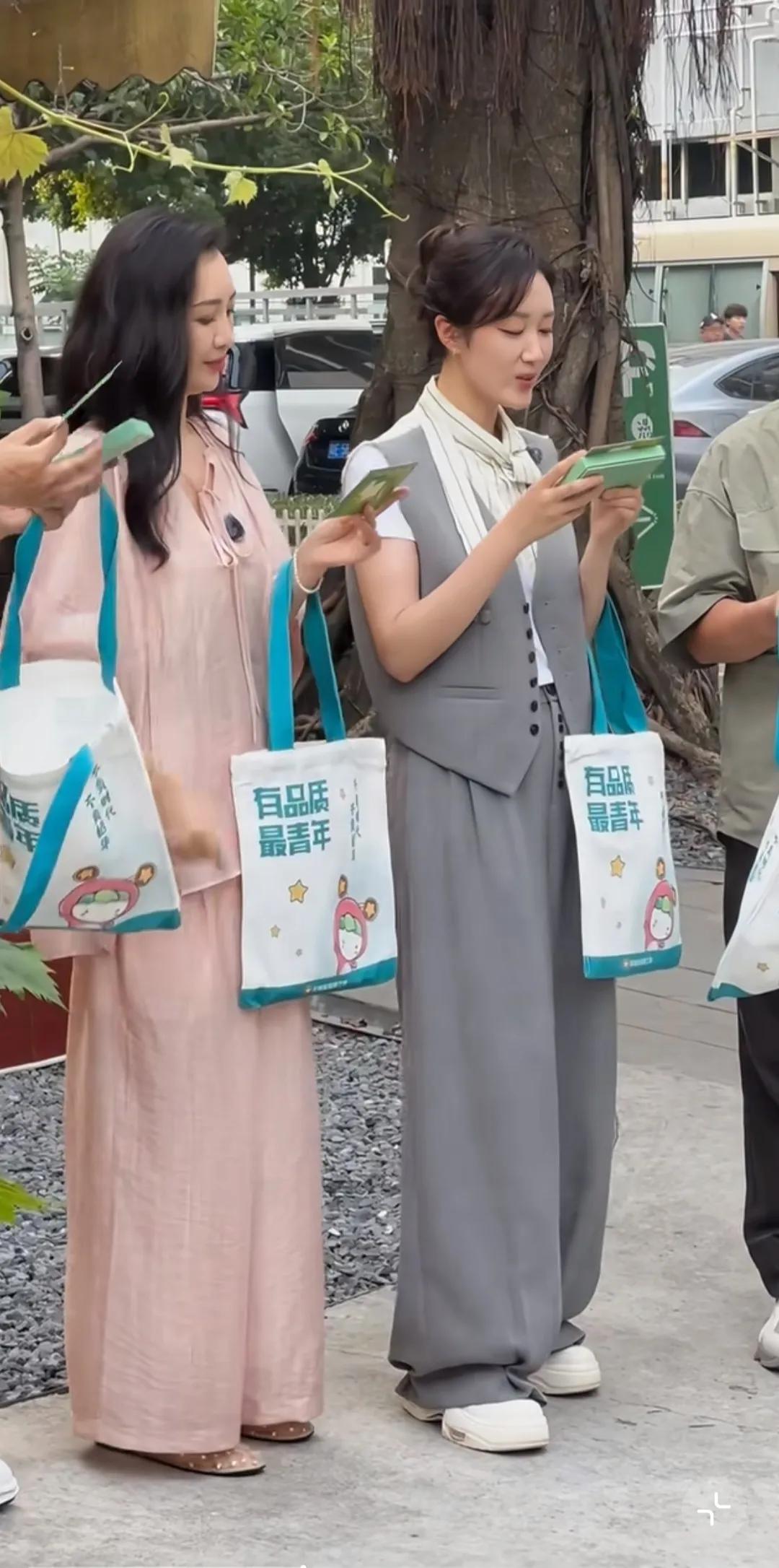 王鸥旁边这位女士好松弛，看起来很眼熟。