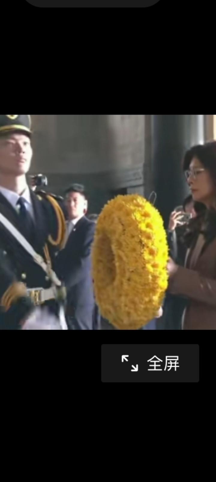 哽咽的郑丽文递上花篮，革命尚未成功。
历史上，我们敬爱的毛主席认可曾国藩，巧合之