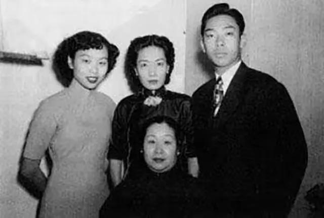 1965年，杜月笙的四姨太外出打牌时，突然感觉烦躁不安。于是，她赶紧回家。当看到