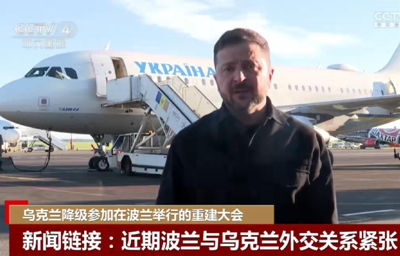 泽连斯基又犯下战略性错误，泽连斯基退回了波兰曾授予他的波兰国家荣誉白鹰勋章！
事