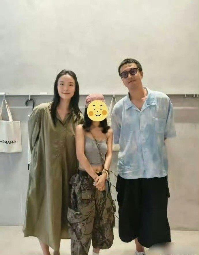 王传君身高一米八七，站他身旁的妻子齐溪174cm，相差13cm的两人看着竟然差不