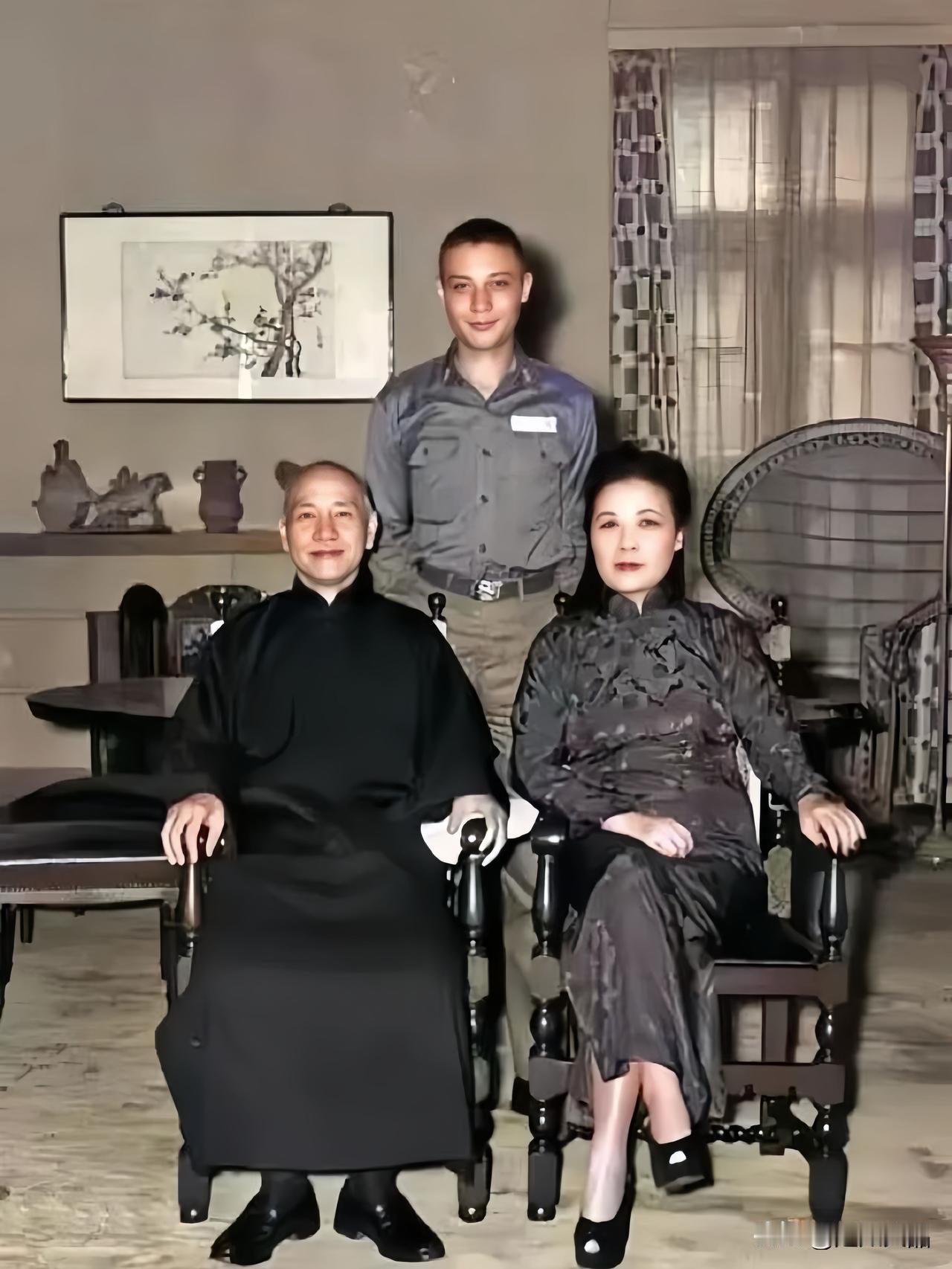 1955年，在台北士林官邸，蒋介石夫妇与长孙蒋孝文留下一张合影。照片中的蒋孝文刚