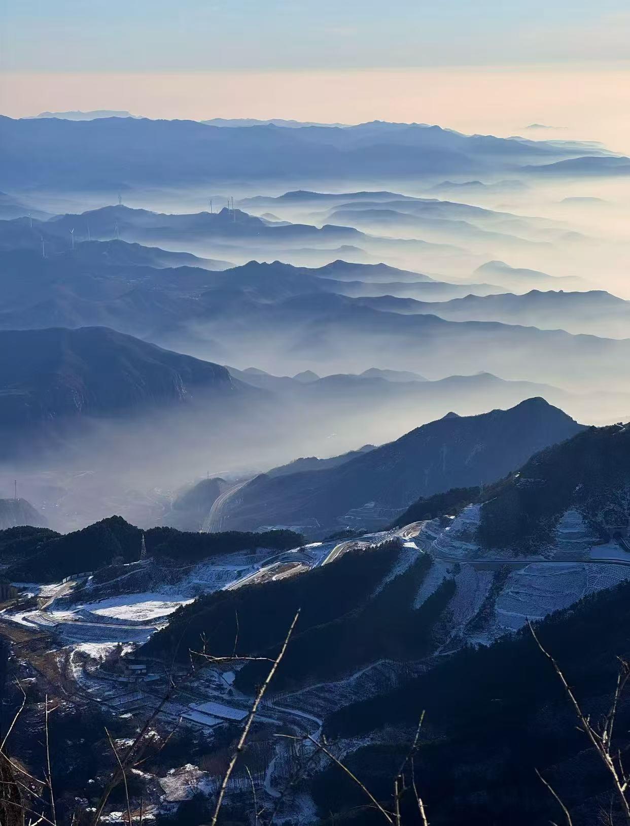 那些不期而遇的温暖，那些悄无声息的治愈，拼凑起了岁月里最温柔的光。

慢慢来，好