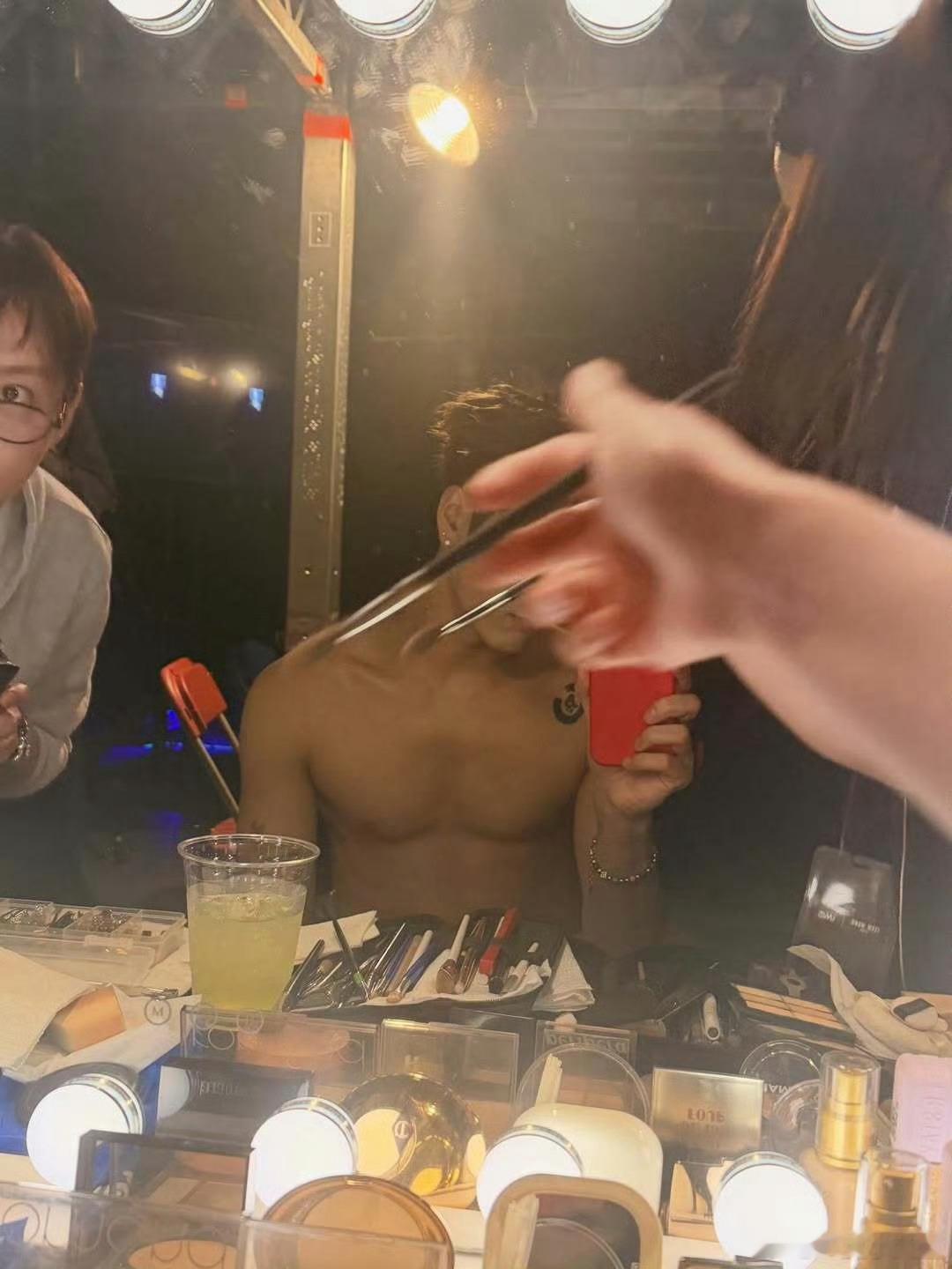 男孩子就是得大大方方的呀王嘉尔