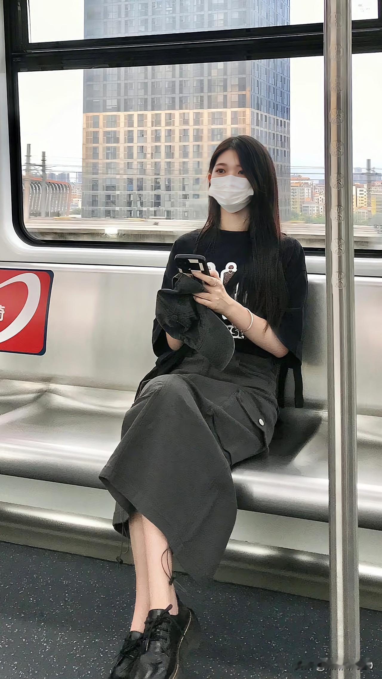 加班与美丽

昨晚领导打来电话，告知周六要加班。我痛快地应承下来，只是和闺蜜的出