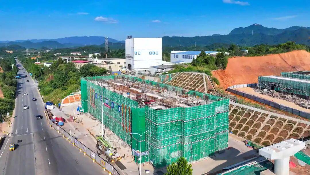 融城轨道踏浪前行！长浏快线三座车站相继封顶，市域磁浮建设再迎里程碑
 
依托浏阳