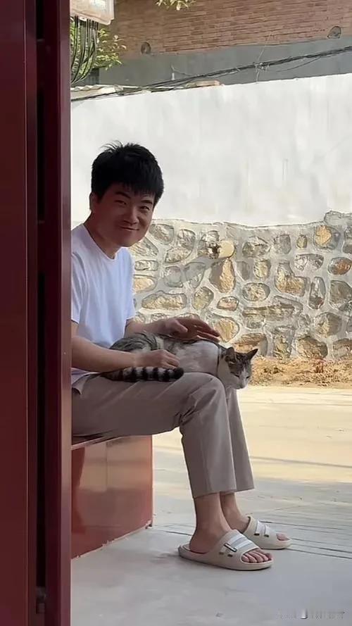 做过老板的同情老俞，背骂名还不吭声。现在特反感老罗，一直哔哔哔攻击前老板。董以后
