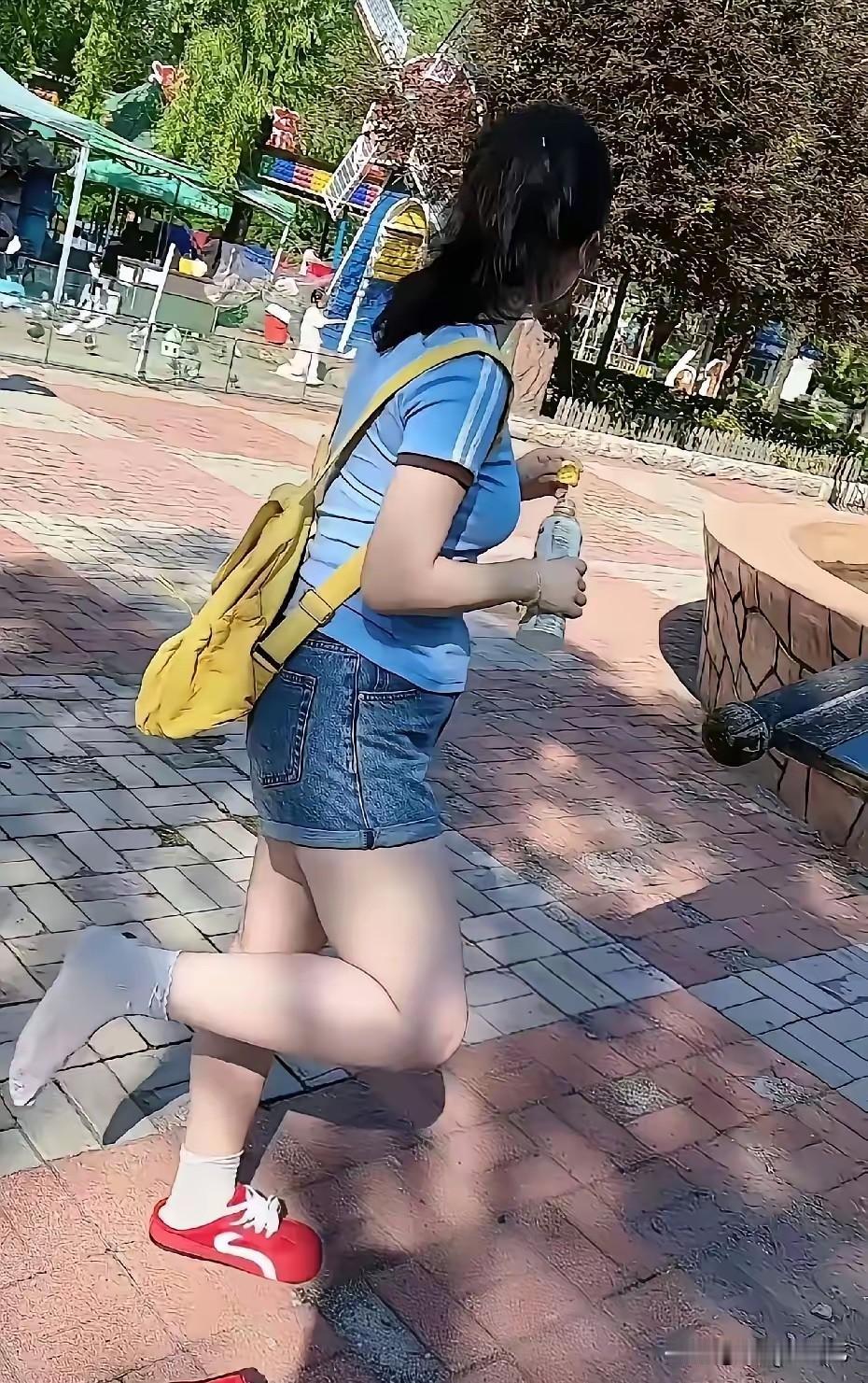 难怪如今不少男生偏爱这种清爽小姑娘，原因太真实

游乐园随手拍到的女生，一身浅蓝