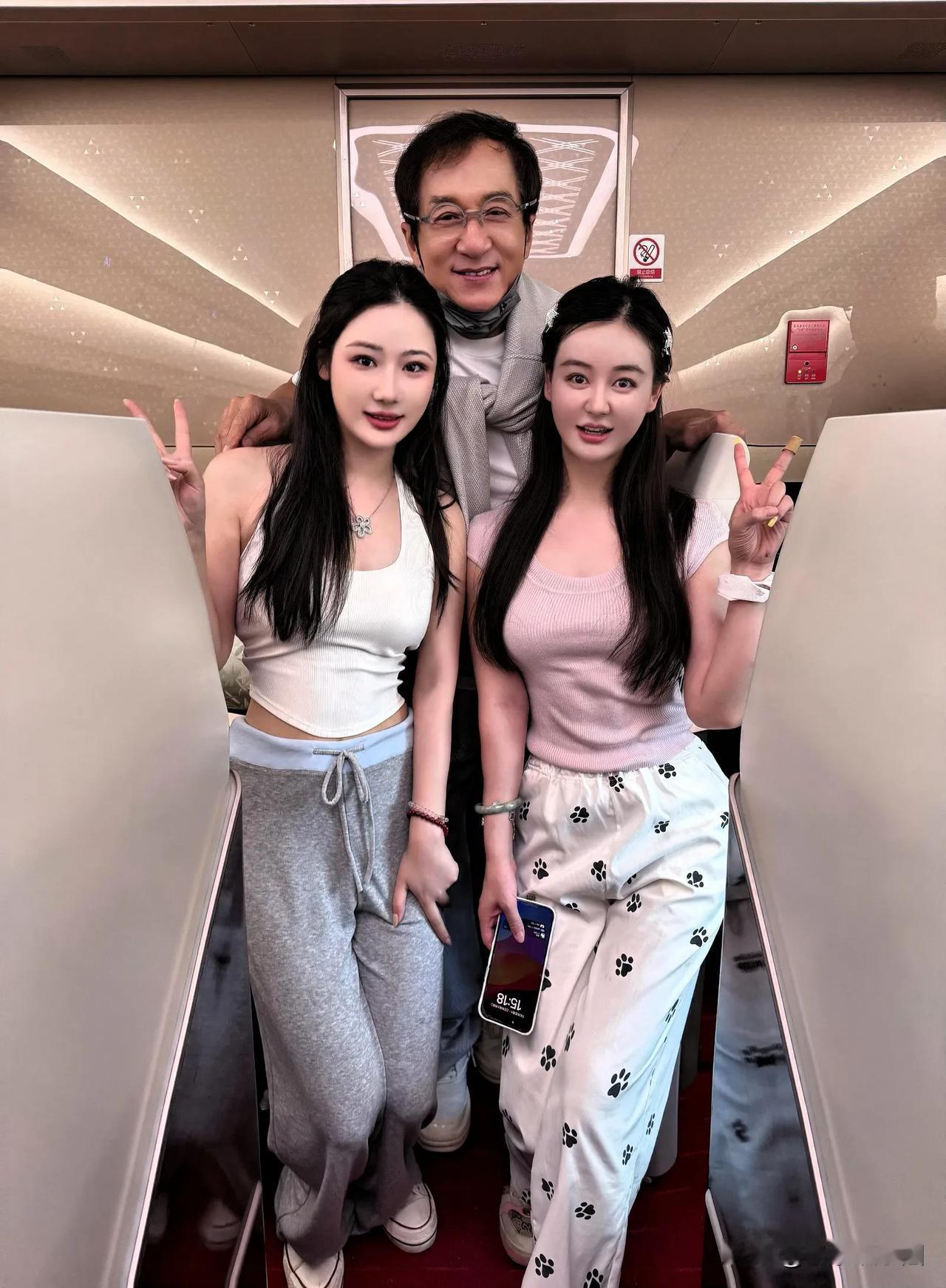 成龙大哥真的老了！！看到他和两位年轻姑娘合影，就算手机开了美颜，但成龙大哥脸上岁