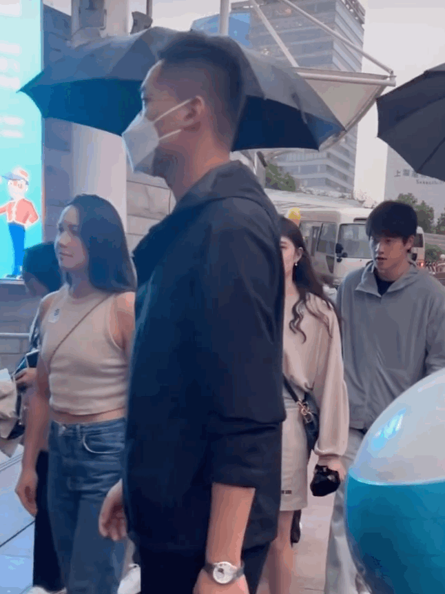 潘展乐和张雨霏一起打卡啦！顺毛真的像一个戴小天才的巨型考拉[捂脸]

昨天潘展乐