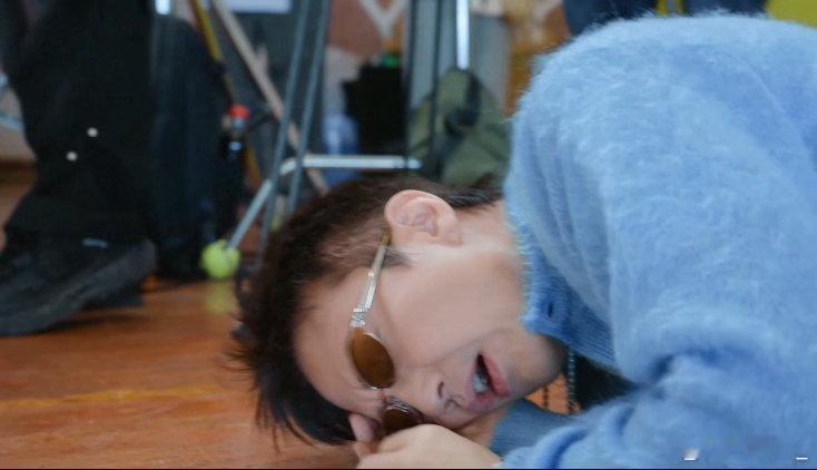 邓超你在用你的脊椎干什么邓超摇最猛的头跪最诚恳的地邓超在五哈也太放得开了，摇头晃