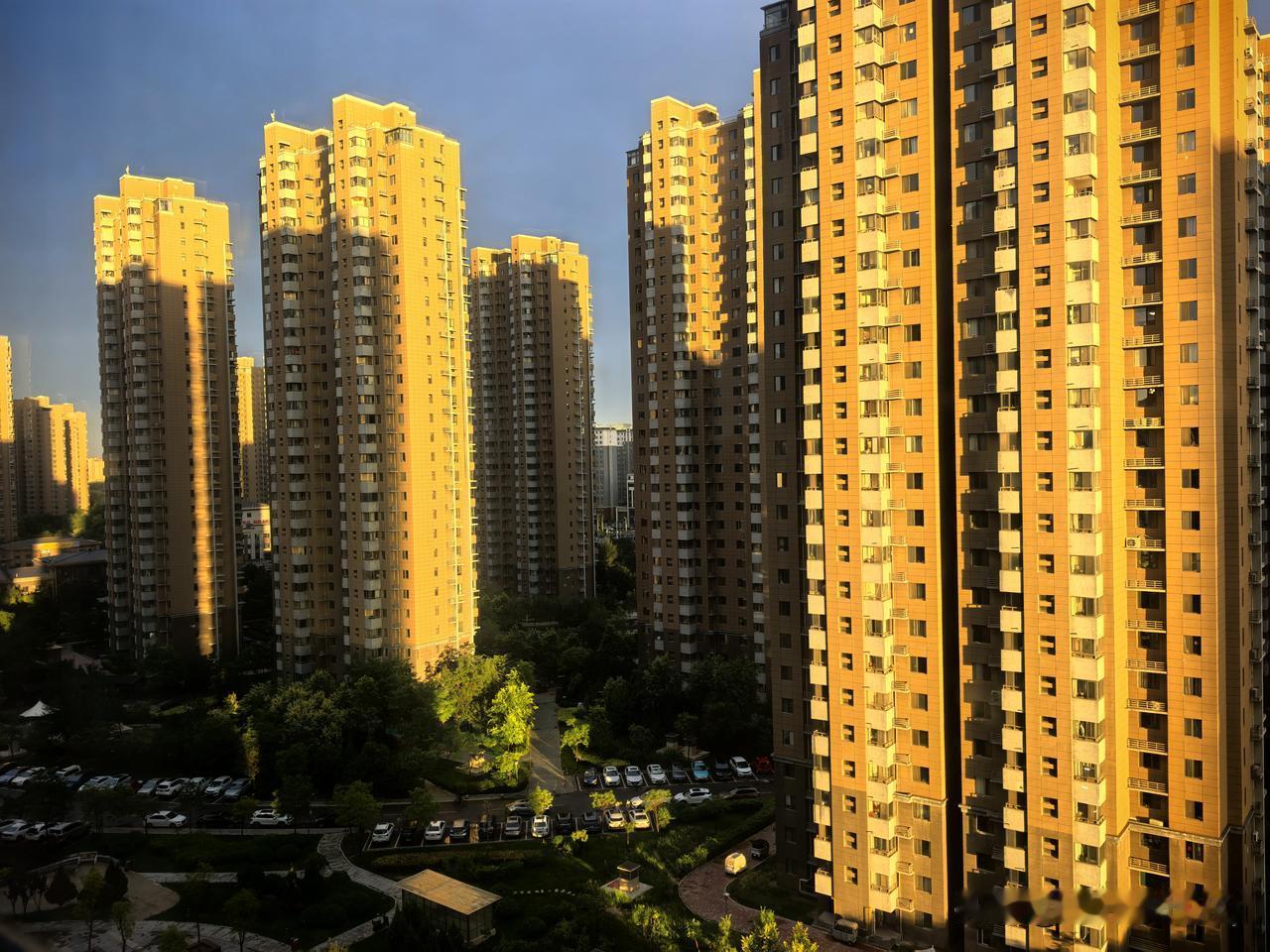 夏日生活打卡季阳光把楼宇镀上温润的暖金，一半光影一半清宁。小区草木安然舒展，寻常