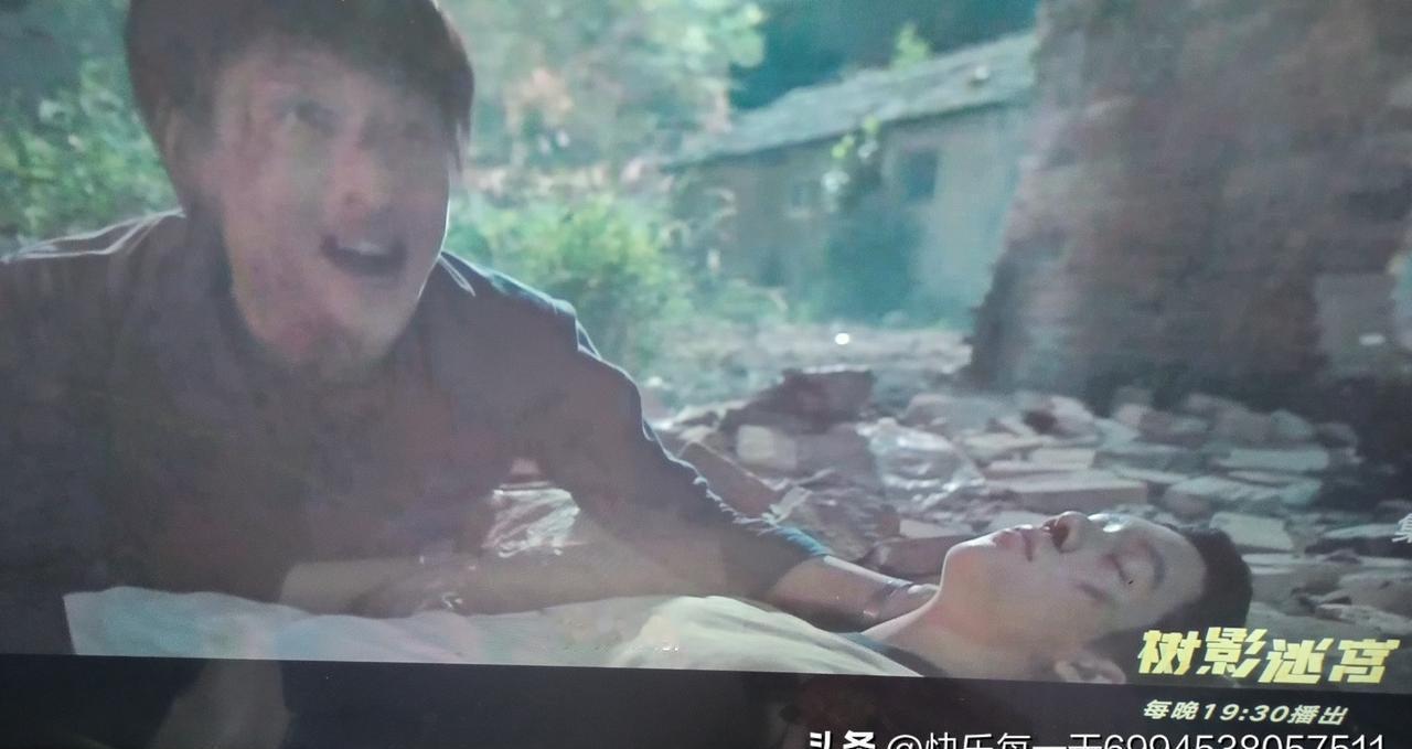 他穿着女装疯了，却没人知道他曾活活打死一个无辜男人！
周卫平疯了吗？
女儿刘珂死