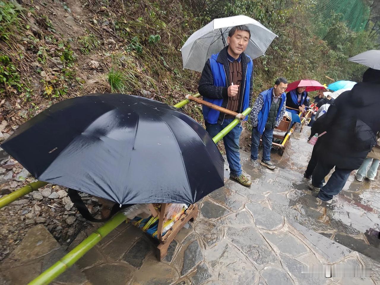 天南地北大拜年戳这里，一起放烟花>所景区等活的人们，为了生活，都不容易。