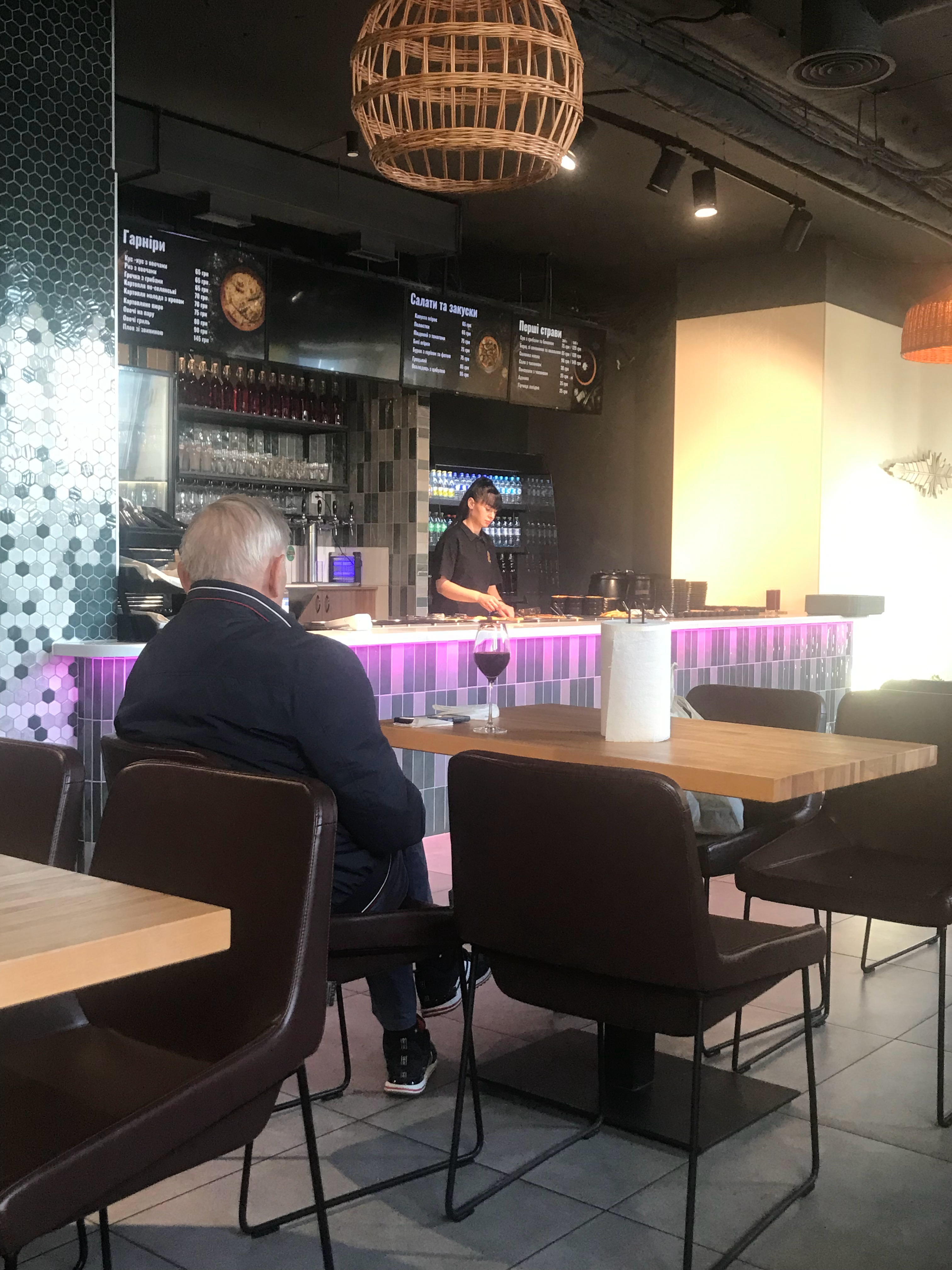这位乌克兰老人，经常来我们餐厅小酌一杯樱桃酒  ​​​
