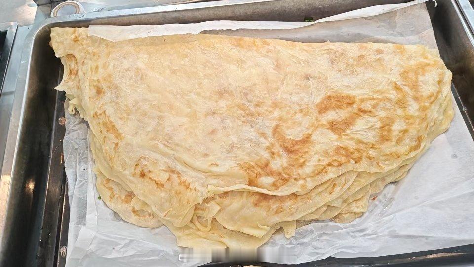 不得不说，食堂阿姨们太会做面食了，今天的菠菜馒头和无糖玉米梭子适合控糖的人吃，我