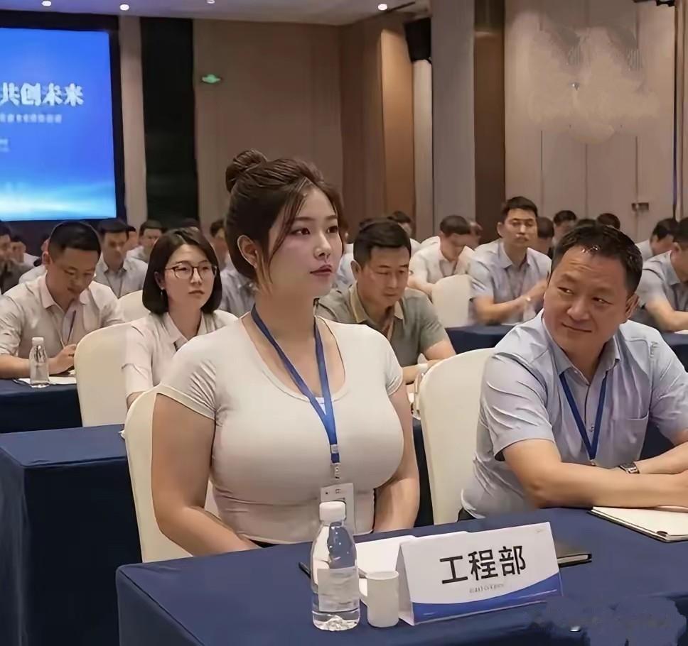 大家静一静，不要讲话，马上开会，会前强调一下会议纪律：
1.会议期间请所有参会人