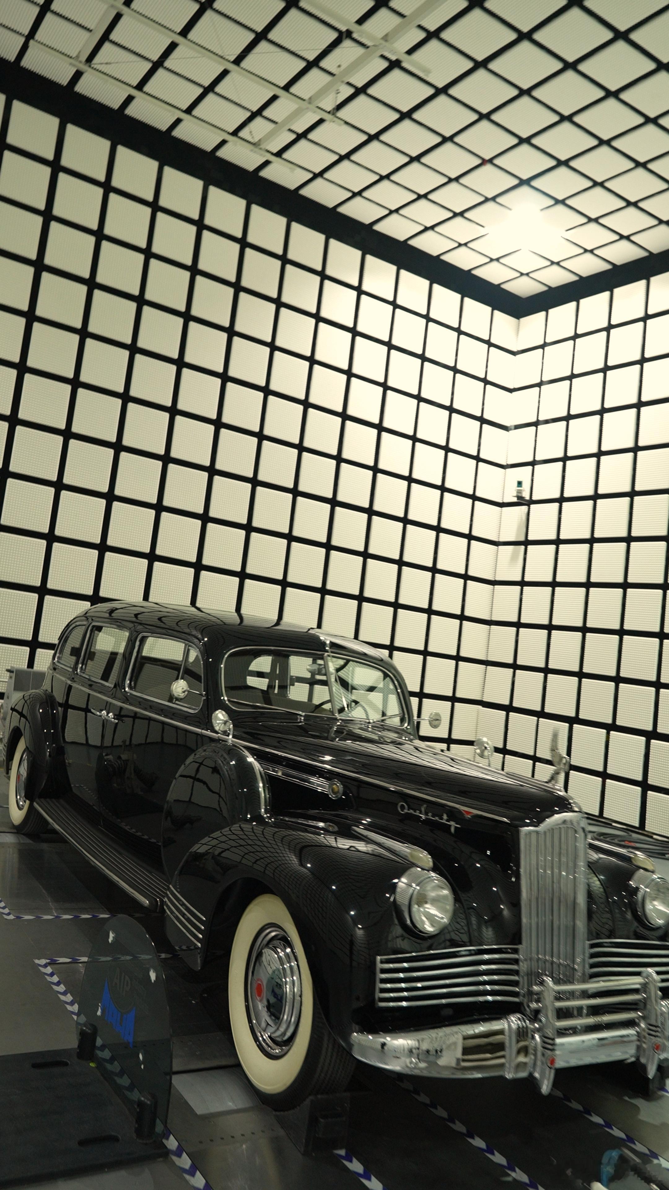 看这台老爷车锃亮的黑色车身，复古的流线型轮廓，直瀑式格栅搭配白壁轮胎，每一处细节