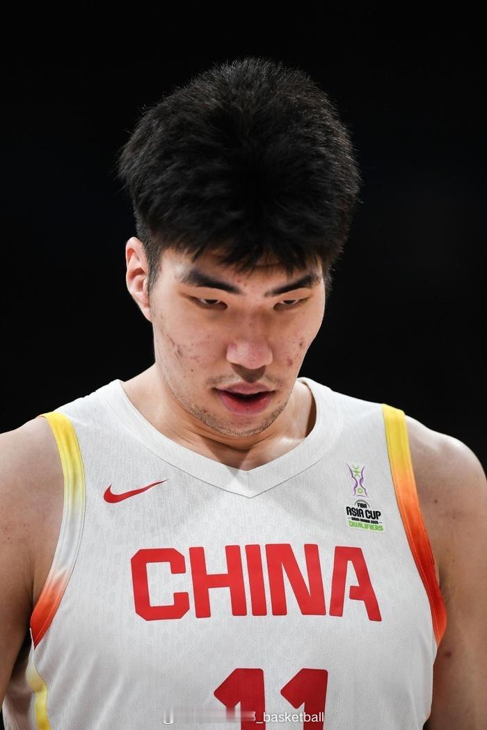 一个人扛起男篮五号位，余嘉豪成为本届男篮亚洲杯中国队阵容中唯一的中锋 ​​​