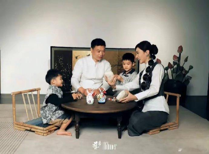 央视最美主持人李思思晒中秋全家福，首次晒出她老公的照片，哪里像比她大36岁的，明
