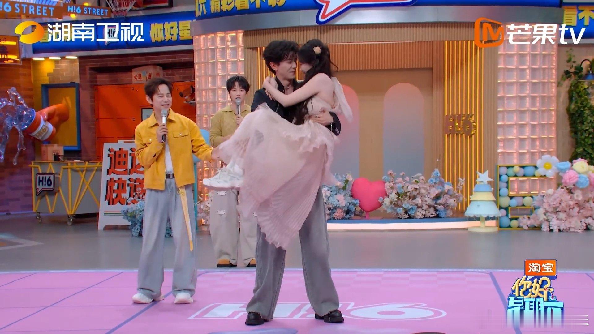 邓凯公主抱孔雪儿深蹲邓凯孔雪儿公主抱邓凯体能实力直接开挂！公主抱孔雪儿轻松深蹲毫