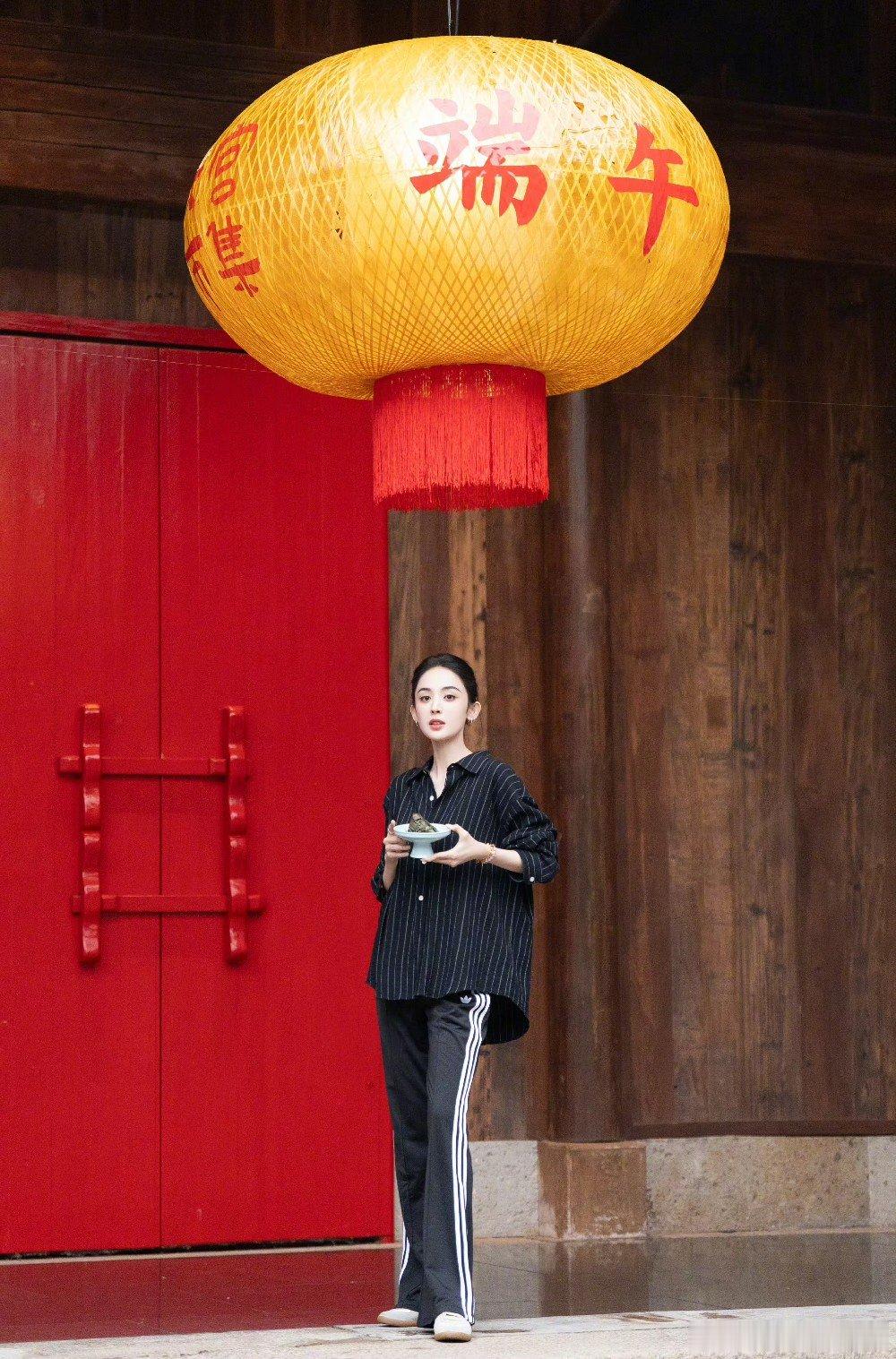 娜扎娜扎人民艺术家杂志封面娜扎人民艺术家杂志封面预热 娜扎拍了人民艺术家杂志封面
