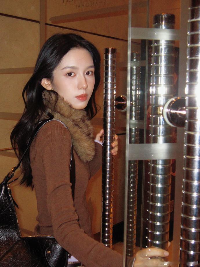 周也美拉德千禧风穿搭  周也美拉德千禧风look真的好漂亮的呀，带了一种复古的风