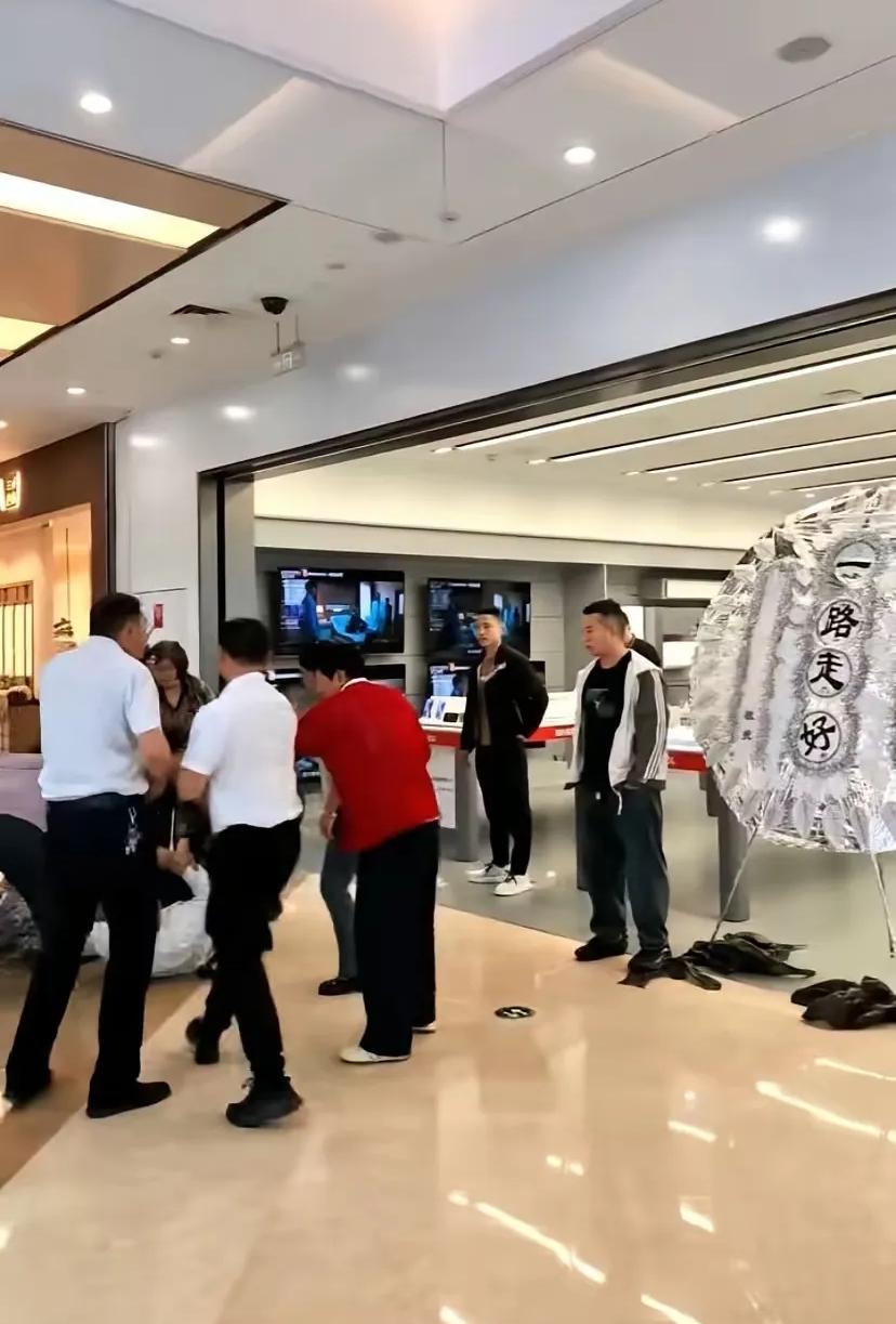西安赛格跳楼的严总是个退伍军人，凭借着自己的韧劲成功的开了几家运动品牌，但是因为