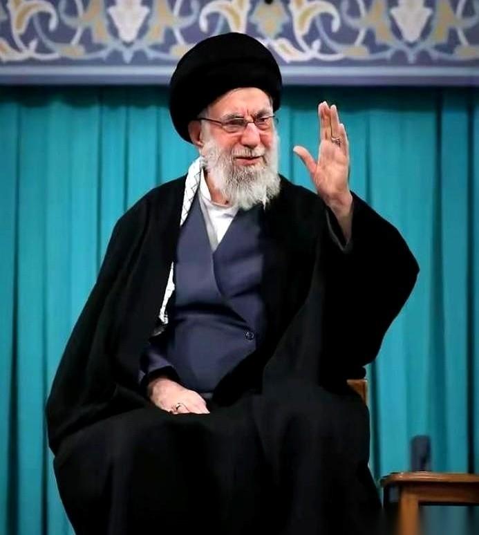 哈梅内伊被骂了四十年软弱，可现在看来，伊朗能硬扛一个多月，恰恰就是因为他当年的“