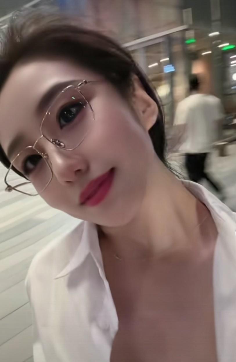 听说戴眼镜的女人，最容易犯这些事:
第一，容易出轨；
第二，学识渊博；
第三，倡