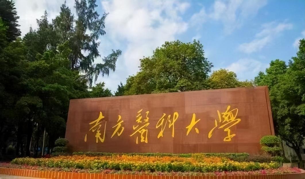 就我接触的高校老师来看，基本上都是对学生非常好的，有时吃饭的时候，还会把学生带上