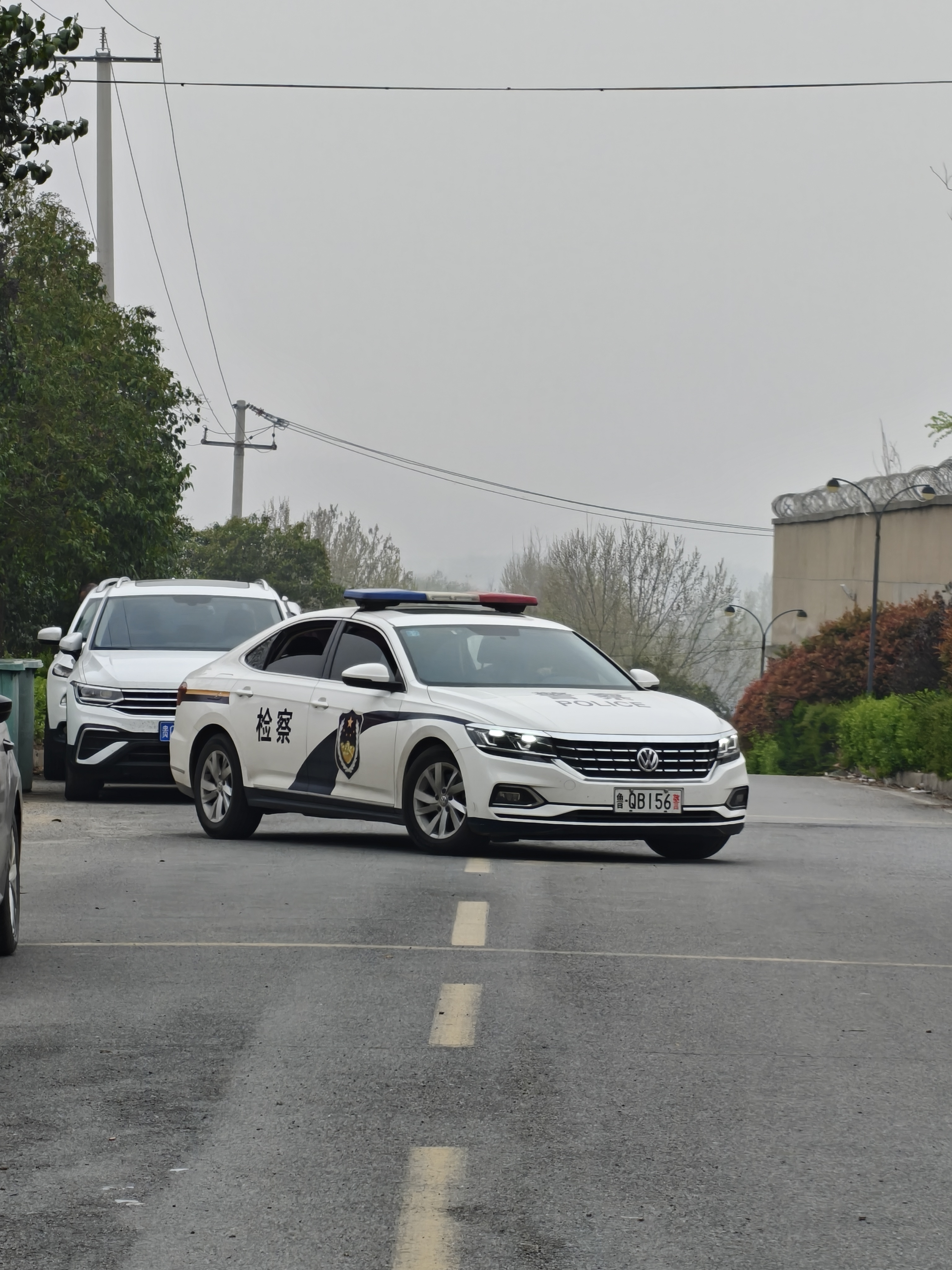 今日开庭前拍的，大众这个涂装就是最帅的