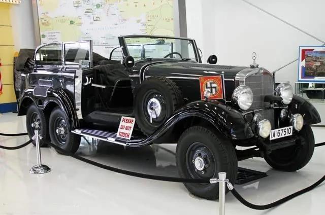 奔驰梅赛德斯770k，上个世纪三四十年代的经典车型，整个车身线条非常的顺畅，看着