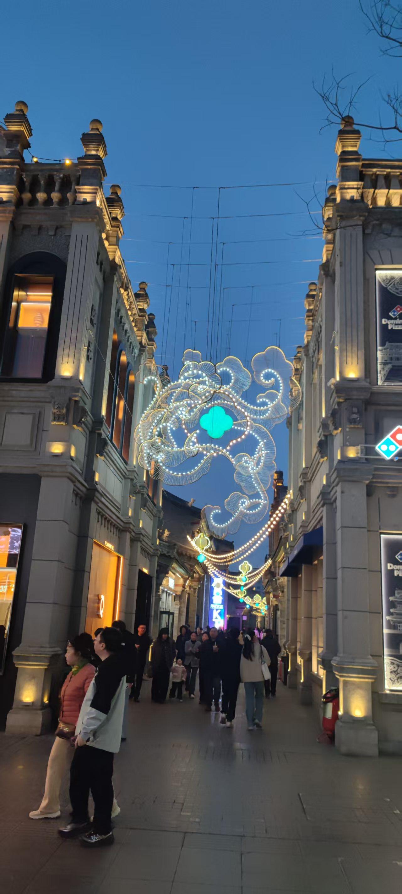 今日分享随手拍照片晚风拂过老巷，暖黄灯光裹着民国建筑的精致轮廓，云纹灯饰在暮色里