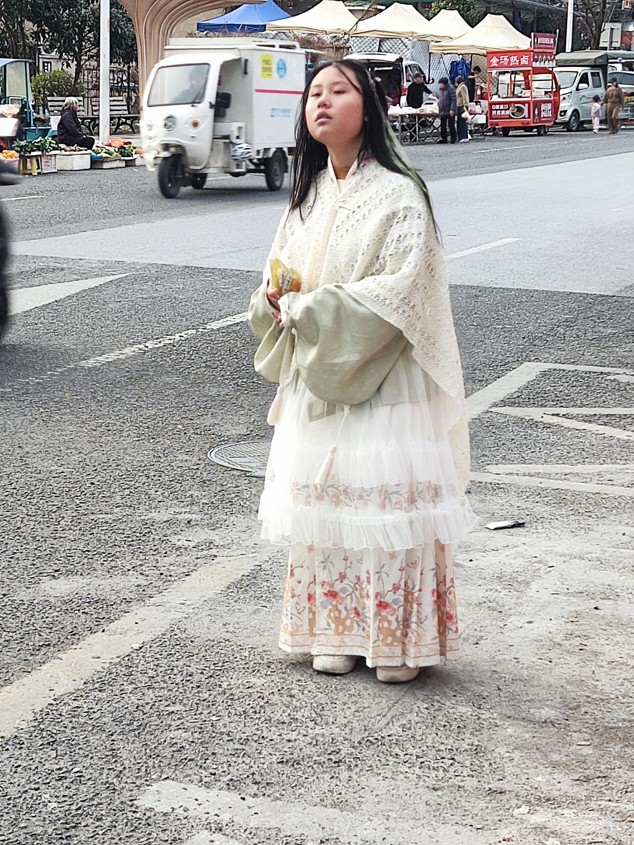 如今小姑娘的审美，实在让人难以理解。
路上偶然遇见一位小姑娘，估摸也就十五六岁的