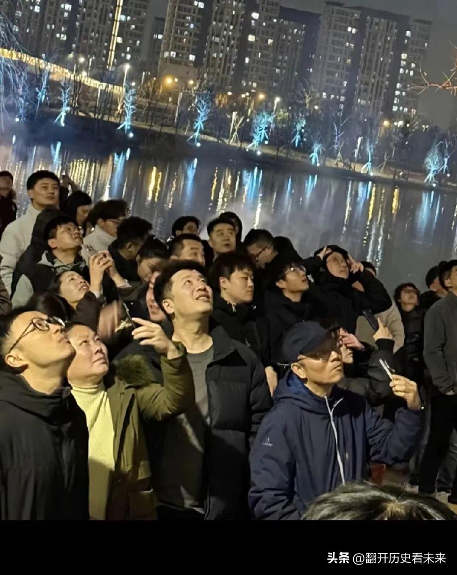 为什么一个他离开了之后，会引起无数人的悲伤、无数人的惋惜，甚至还出现无数人送行的