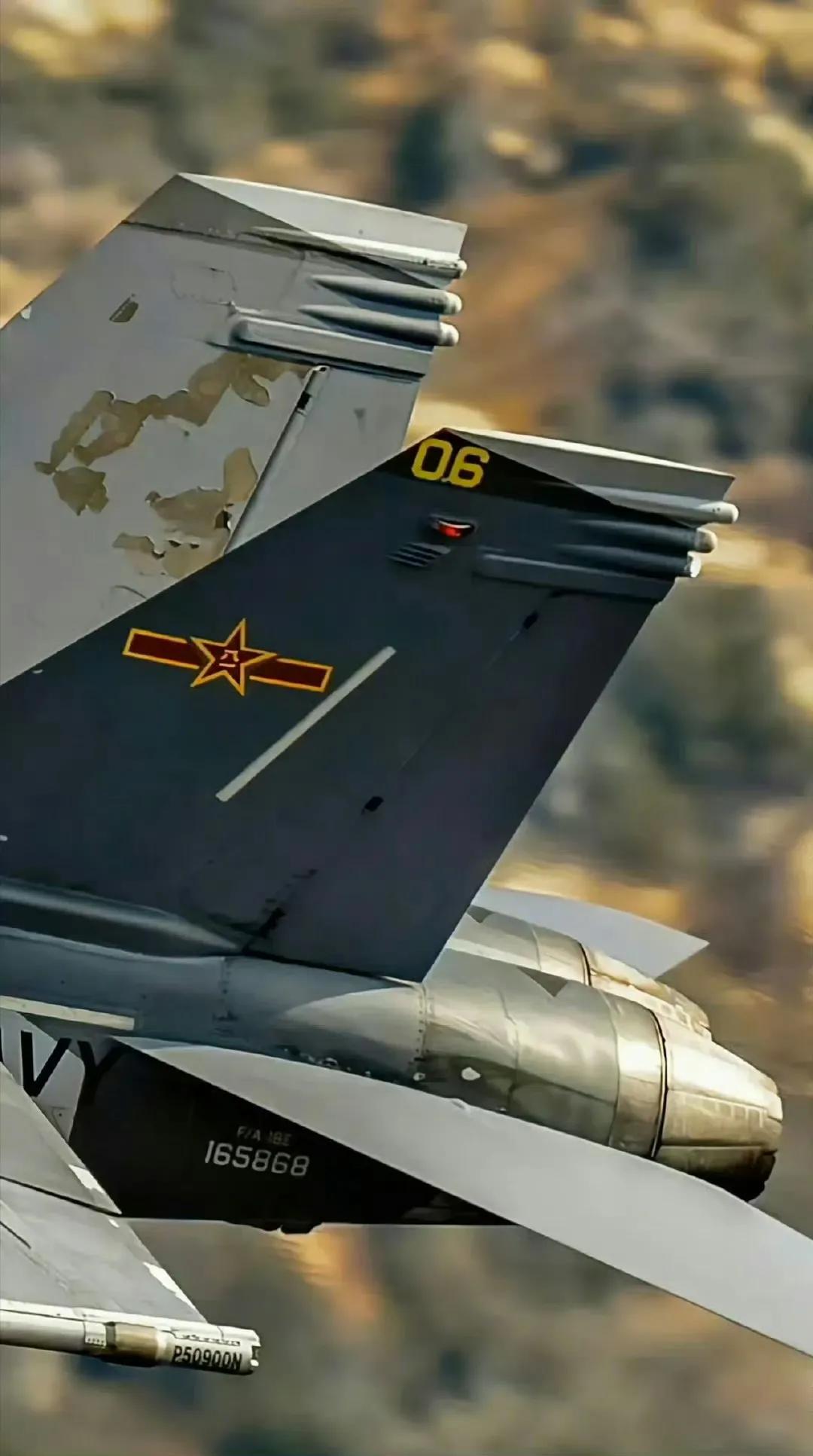 这张照片要是让印度网友看到，他们肯定又瞬间兴奋了:看看这架战斗机，垂尾都爆皮了也