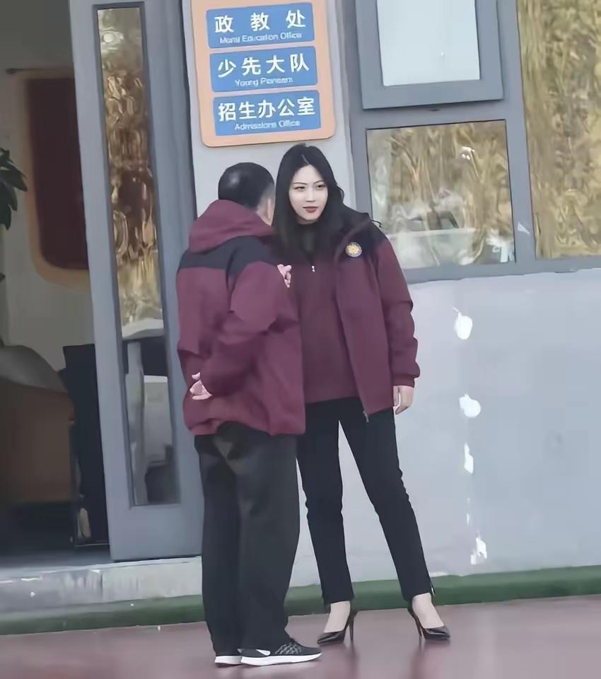 这个老师有听领导的训话吗？
在听，但不上心，从她不看领导的举动可知。这种处事方法
