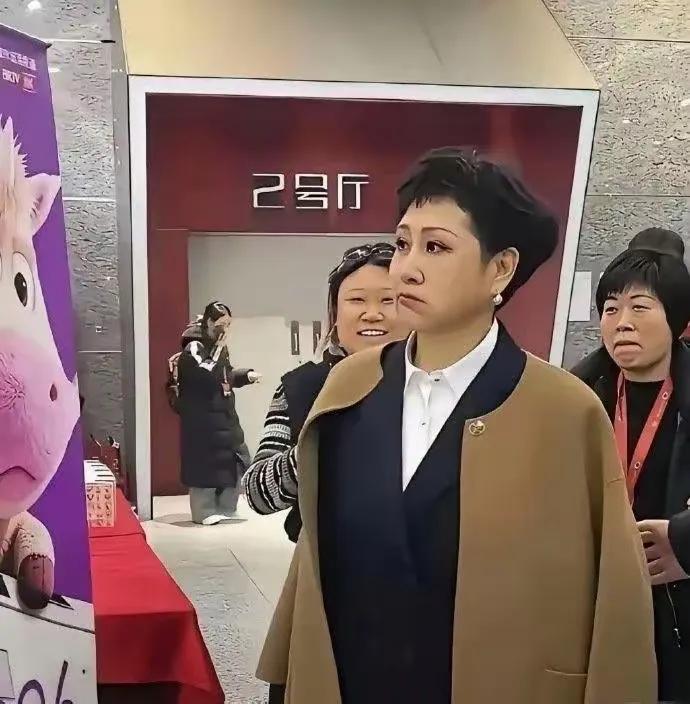 瞧这妆容整的，简直像个大姐大，哪还有当年刘慧芳的影子。如果不是我说出来，你肯定看