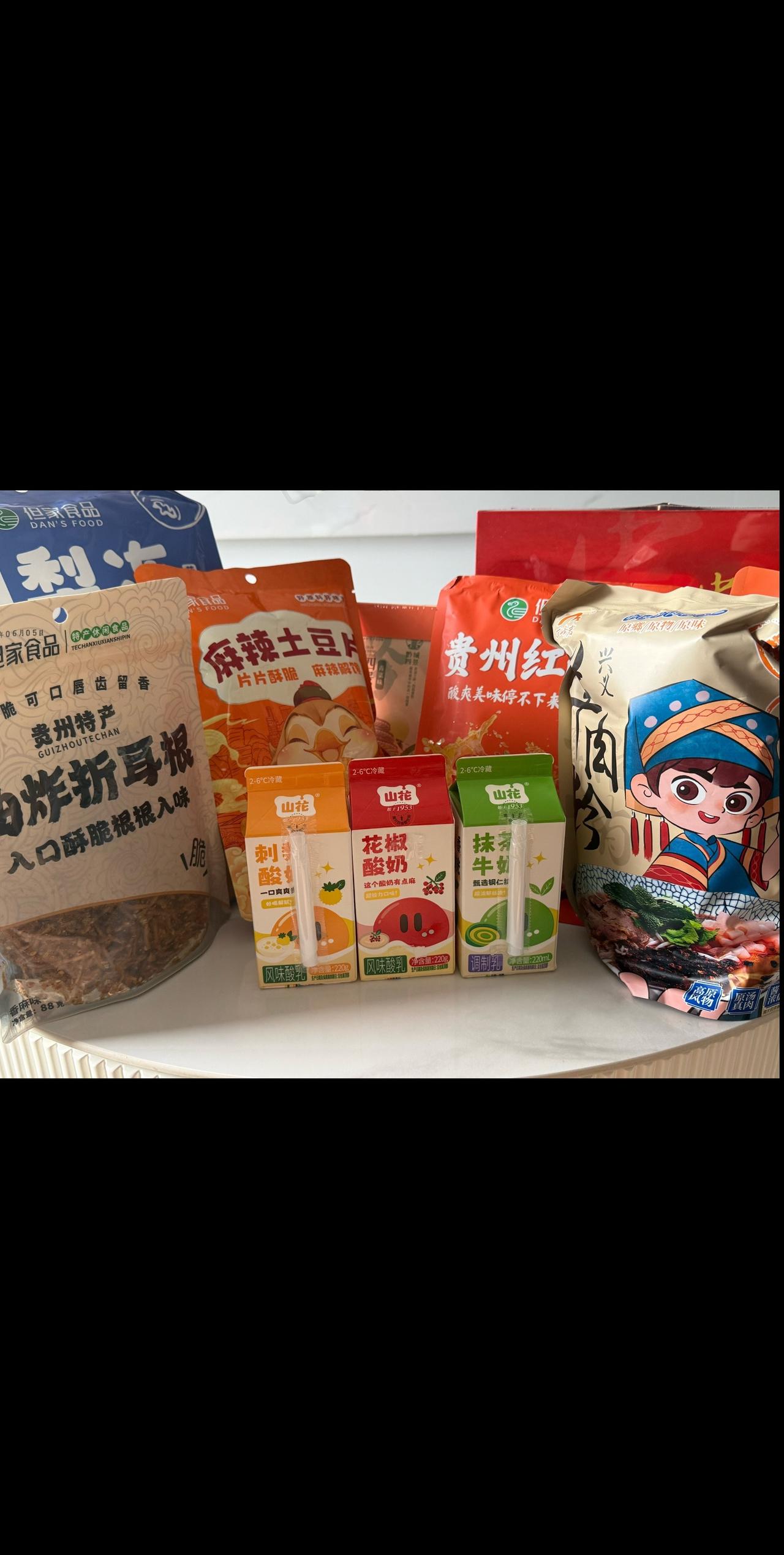 感谢贵姨@很贵州 送来的满满一箱特产，跨越一千公里的心意，真的让我解锁了许多不一
